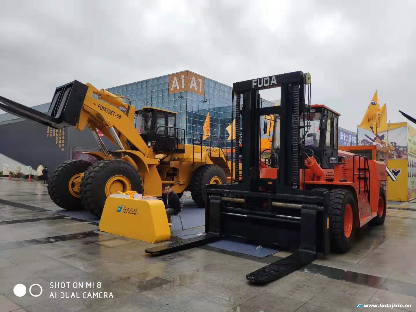 九州网页版50吨叉装车亮相2019年厦门九州（中国）_九州（中国）